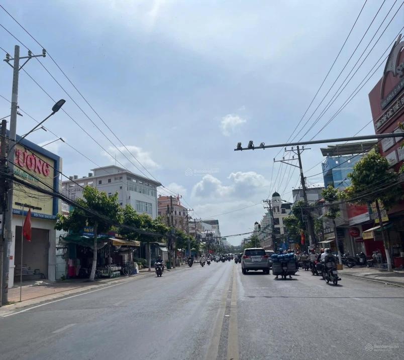 Cần ra nhà xịn ngộp ngân hàng 195m2 full thổ mặt tiền - Ảnh 1
