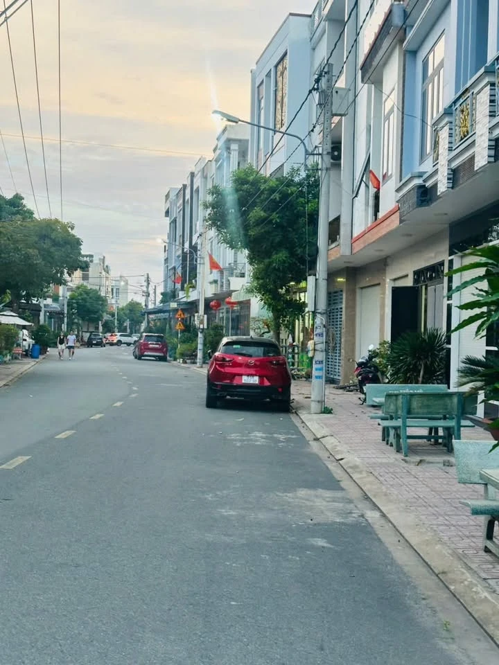 Bán nhà Dĩ An 72m² 3 phòng ngủ 5,5 tỷ - Ảnh thu nhỏ 2