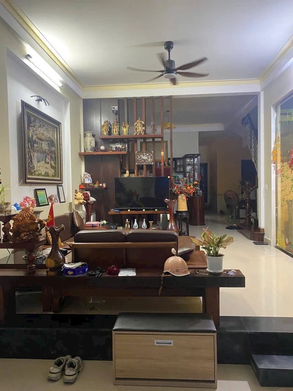 Cho thuê nhà 3 tầng 4 phòng ngủ 135m² Đống Đa, Huế