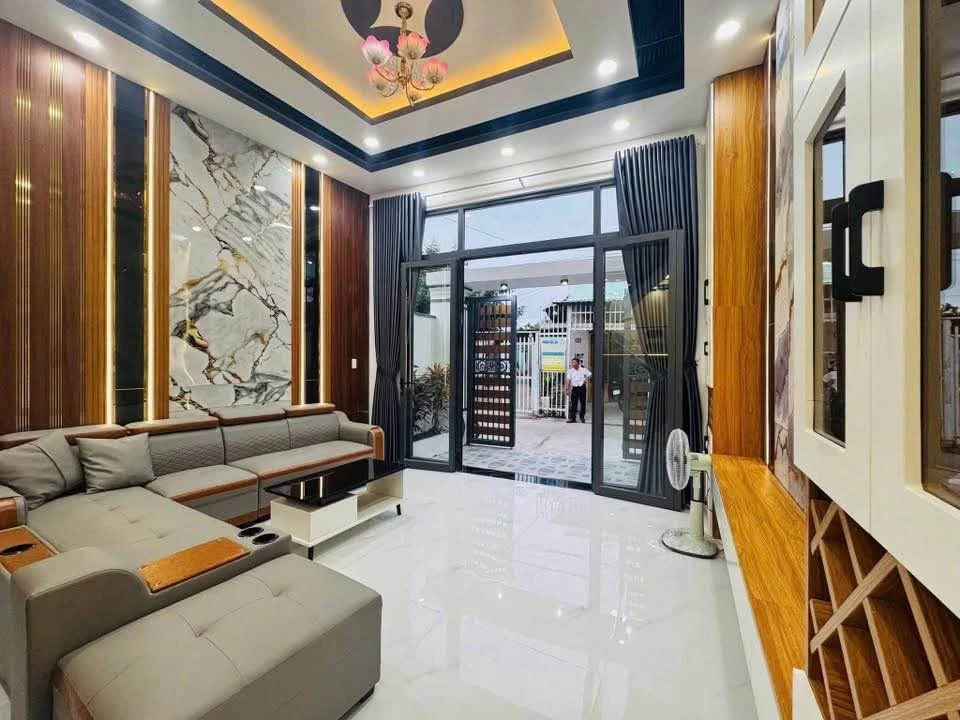 Bán nhà 1 trệt 2 lầu 4PN, 4,5x15m đối diện bệnh viện Cần Giuộc, Long An - Ảnh thu nhỏ 2
