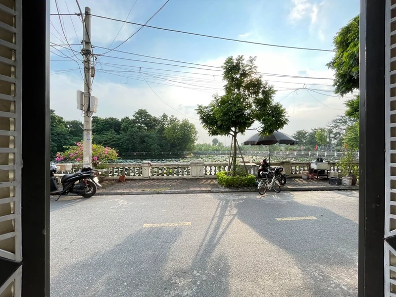 Bán nhà 2 tầng Thuận An 60m² view hồ, vỉa hè rộng