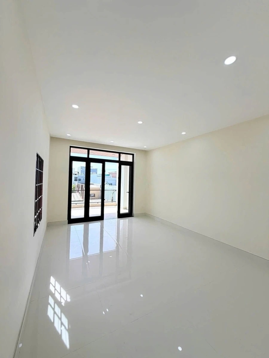 Bán nhà 3 tầng mặt tiền đường Nguyên Hồng, diện tích 72m2, giá nhỉnh 8 tỷ - Ảnh thu nhỏ 3