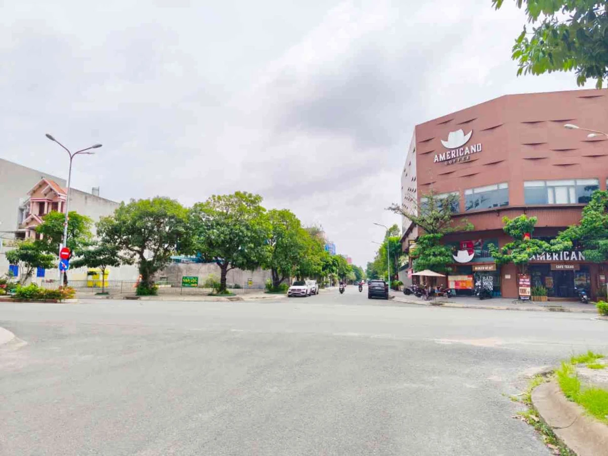 Bán nhà phố 3 tầng 136m2 mặt tiền trung tâm Dĩ An, giá 9,2 tỷ - Ảnh thu nhỏ 4