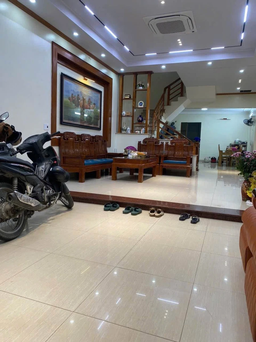 Bán nhà 3 tầng mặt bộ 530m² Nhà Bè, 7 tỷ, full nội thất - Ảnh 1