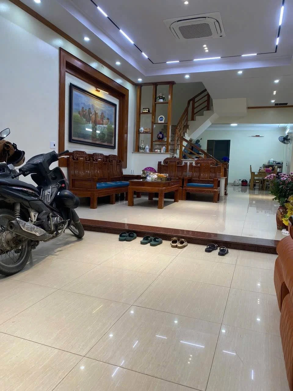 Bán nhà 3 tầng mặt bộ 530m² Nhà Bè, 7 tỷ, full nội thất - Ảnh 1