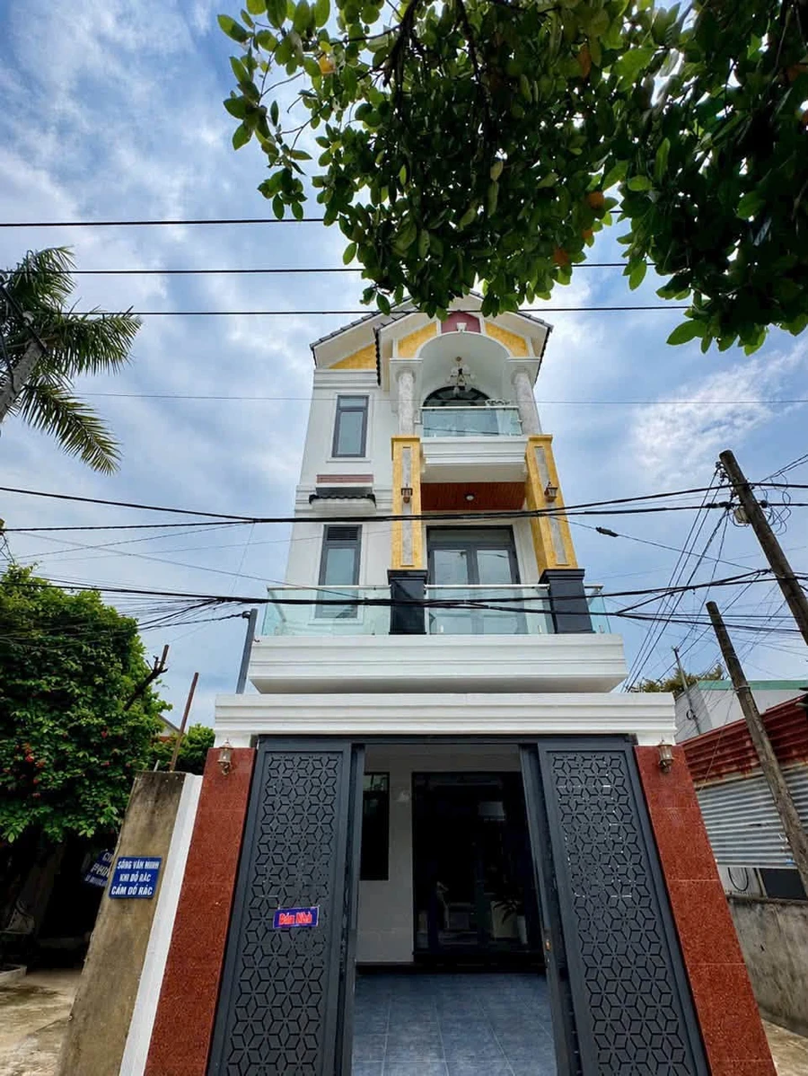 Bán nhà mái Thái 1 trệt 2 lầu 180m² gần chợ Phú Thọ Hóc Môn - Ảnh 1