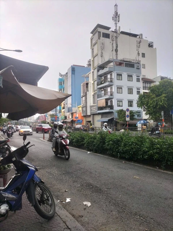Cho thuê nhà mặt tiền Nguyễn Văn Cừ Q5, 20m², 10.5tr/tháng