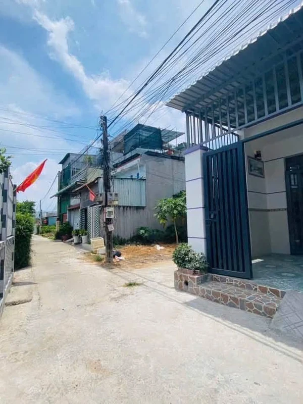 Bán nhà cấp 4 có gác 2 mặt tiền 4x15m, 3 phòng ngủ, SHR, gần ngã 3 Tân Kim