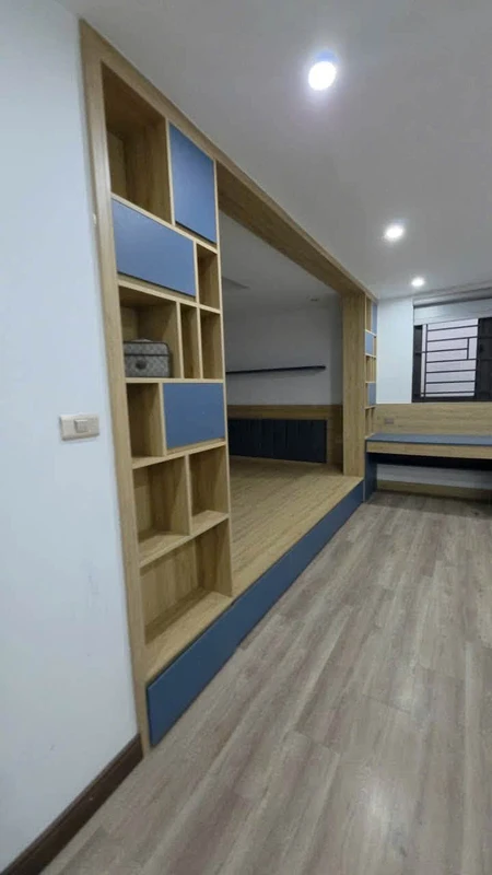 Cho thuê nhà biệt thự Việt Hưng 303m2, 6 phòng ngủ, mặt tiền 15m