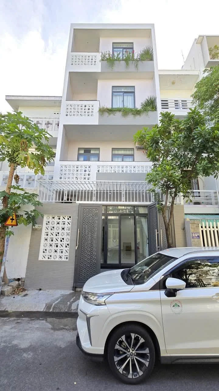 Nhà phố 4 tầng mặt tiền 62.6m2 Nha Trang 14,6 tỷ - Ảnh 1