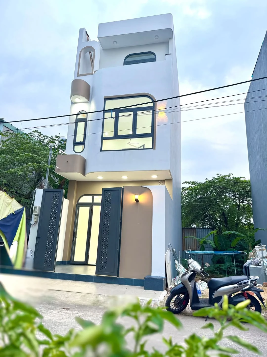 Nhà 3 tầng 4 phòng ngủ 50m² Nguyễn Xiển Quận 9 hơn 4 tỷ - Ảnh 1