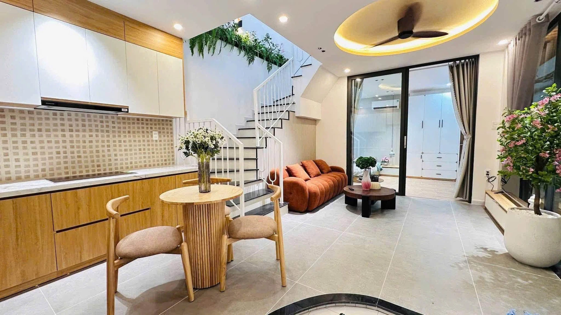Bán nhà 2 tầng 50m² ngang 10m Hoàng Diệu Quận 1 - Ảnh 1