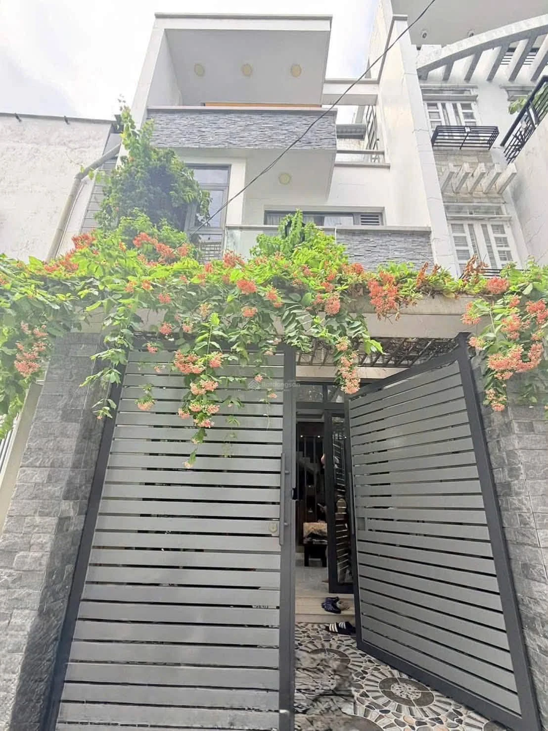 Bán nhà 3 tầng 5,1x13,5m đường Nguyễn Hữu Tiến, Tân Phú giá 7,3 tỷ - Ảnh 1