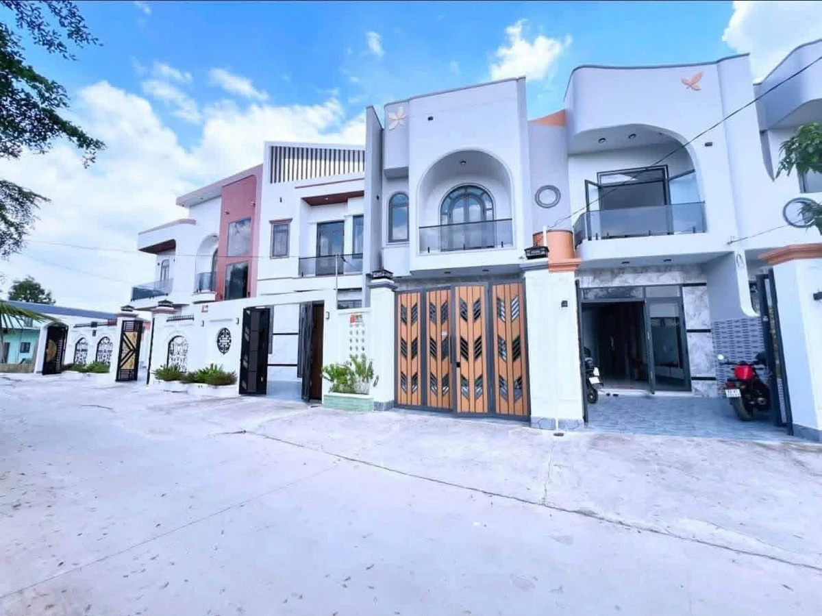 Bán nhà 1 trệt 1 lầu 3PN mặt tiền kênh Mỹ Nhơn, 140m², 2 tỷ 850 - Ảnh 1