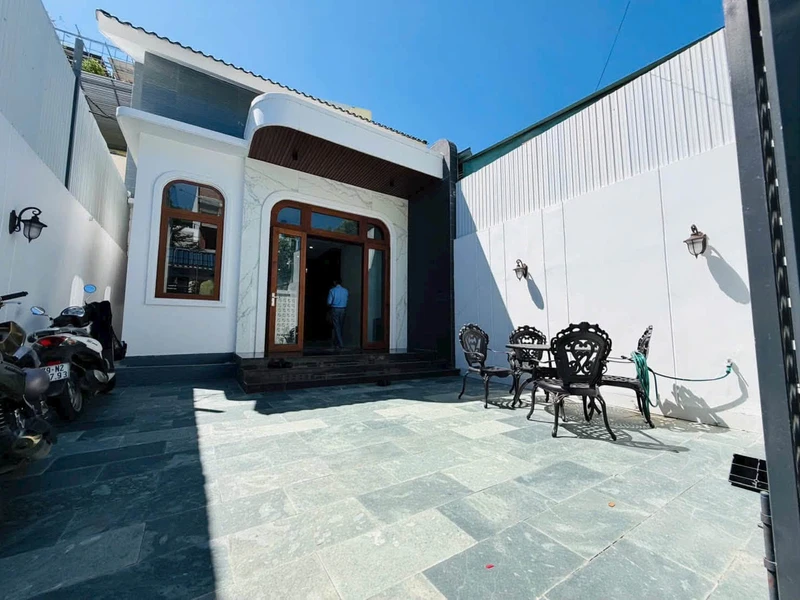 Bán nhà mái Thái mặt tiền 137,6m² Nguyễn Chích, Nha Trang, giá 11,5 tỷ