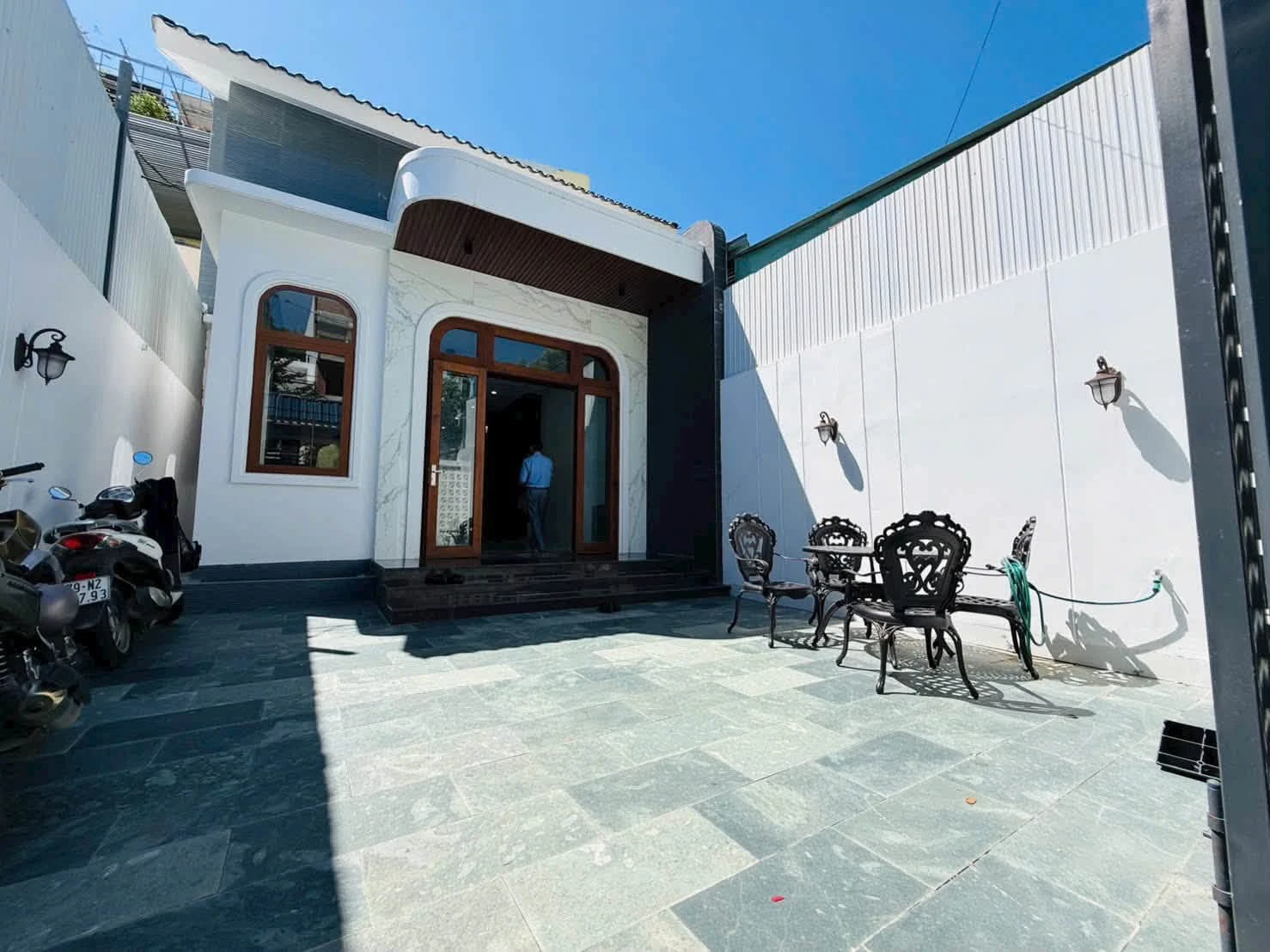 Bán nhà mái Thái mặt tiền 137,6m² Nguyễn Chích, Nha Trang, giá 11,5 tỷ - Ảnh 1