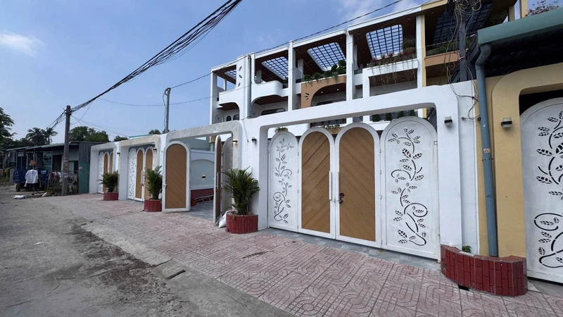 Bán nhà 1 trệt 2 lầu 161m2 sân vườn mặt tiền đường xe hơi tại Long Trạch, Cần Đước, Long An