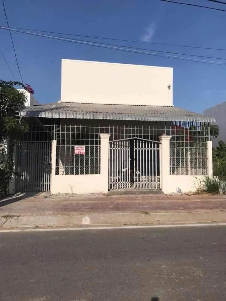Bán dãy nhà trọ 6 phòng 1 lầu 217,6m2 đường Thoại Ngọc Hầu, Cà Mau - Ảnh 1