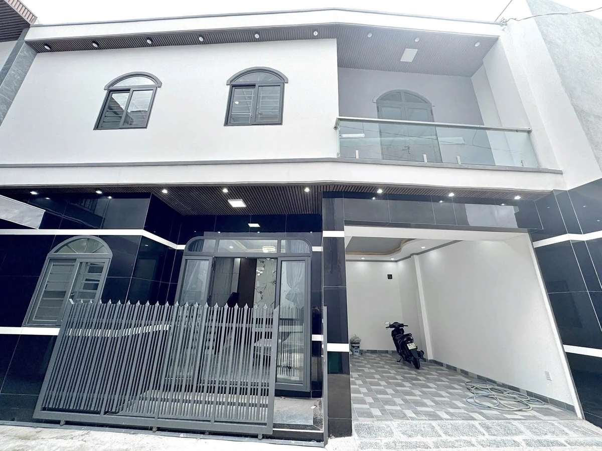 Bán nhà 1 trệt 1 lầu 67m2, 3 phòng ngủ, hẻm ô tô gần chợ Tân Phong - Ảnh 1