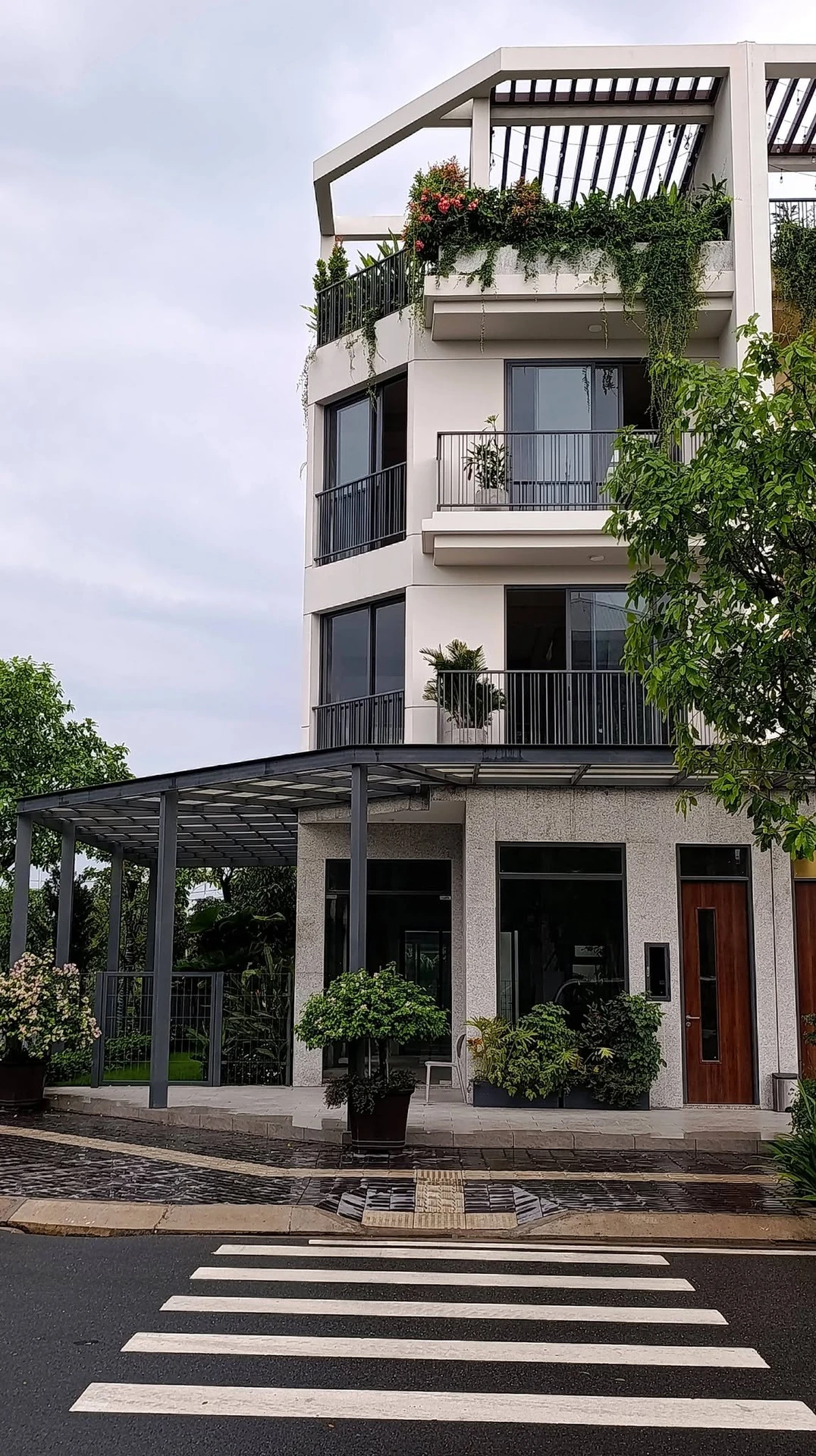 Sang nhượng shophouse căn góc 4 tầng 9x17m gần Central Park - Ảnh 1