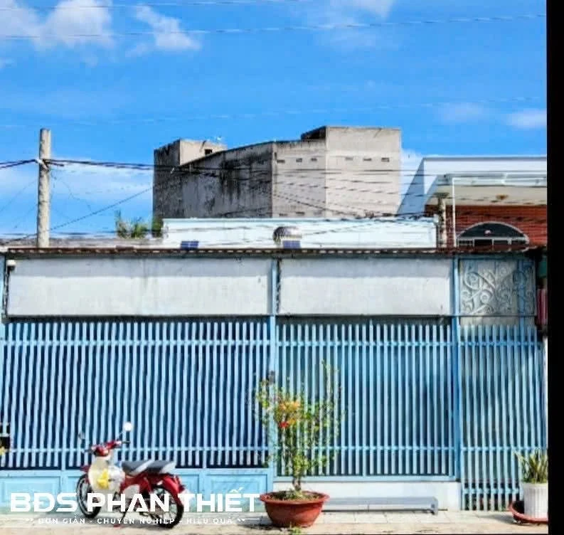 Bán nhà phong năm góc 2 mặt tiền 150m2 Phan Thiết - Ảnh 1