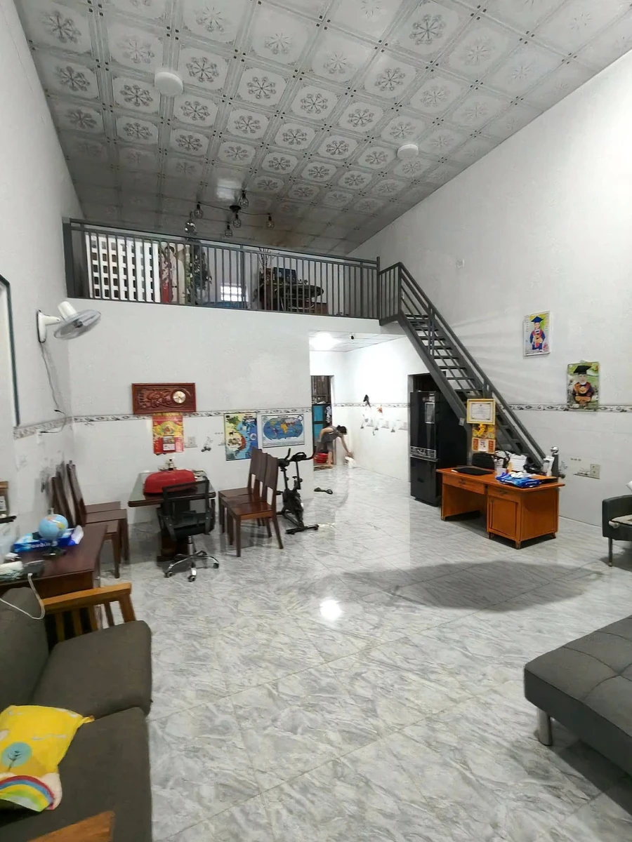 Bán nhà gác lửng 2 phòng ngủ trục chính Trạm Y Tế Tân Xuân, Hóc Môn - Ảnh 1