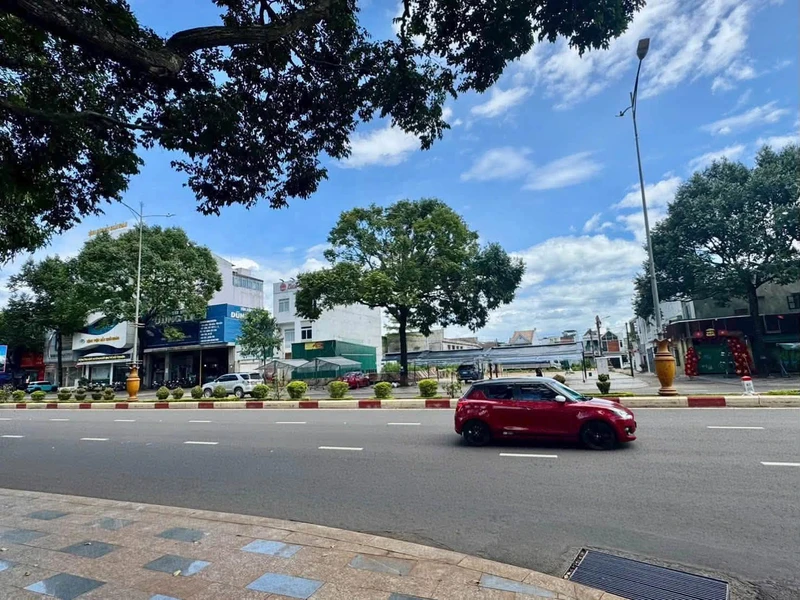 Bán đất mặt tiền Nguyễn Tất Thành, 895m², Buôn Ma Thuột, 75 tỷ