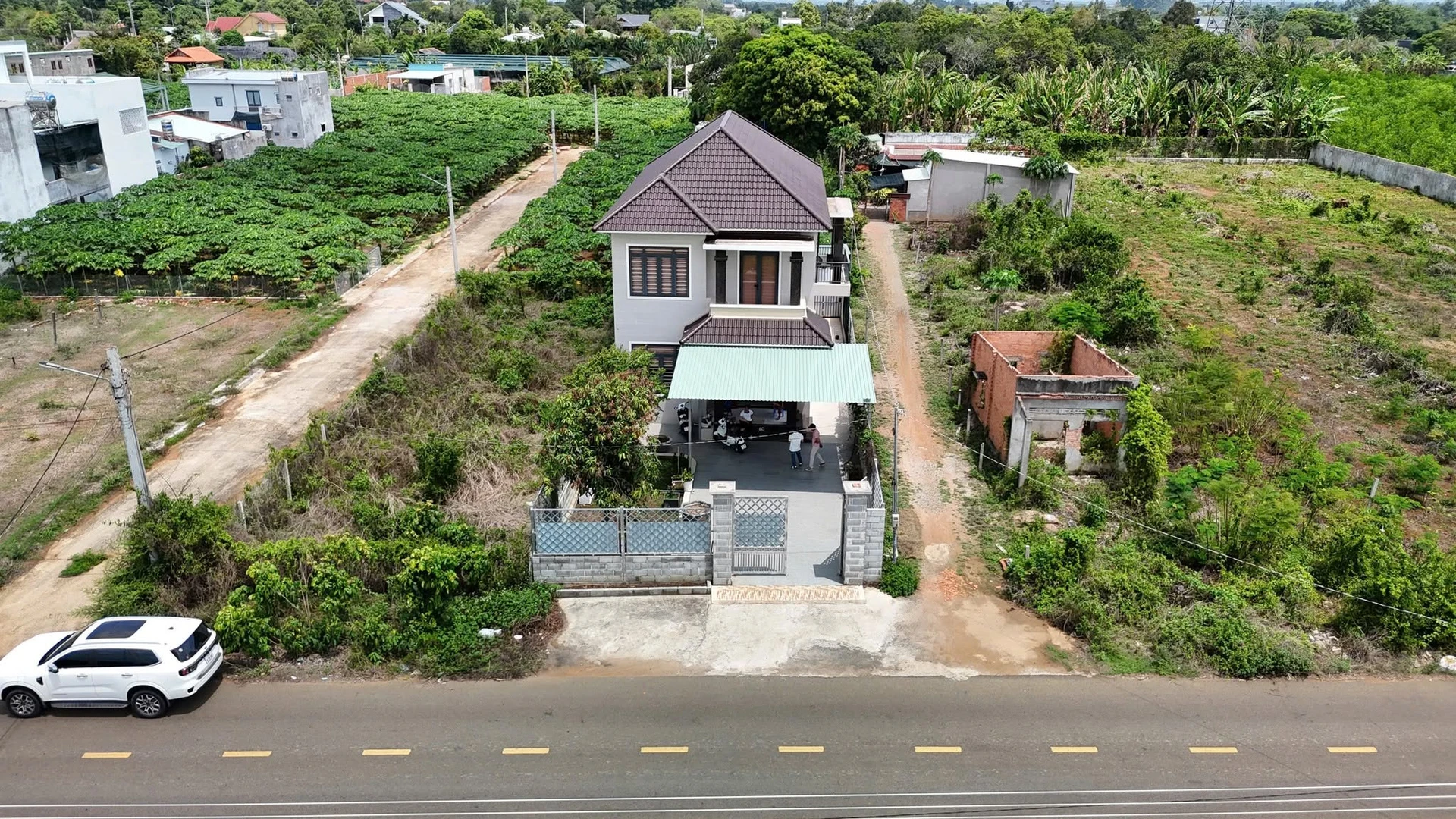 Bán nhà mái Thái 4 PN 299m² mặt tiền Hoà Long, Bình Chánh - Ảnh 1