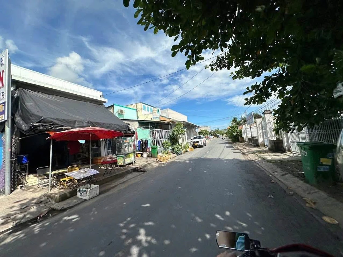 Bán đất nền thổ cư 210m² mặt tiền đường nhựa Phước Toàn, Long Hiệp, Bến Lức giá 1,9 tỷ - Ảnh thu nhỏ 2