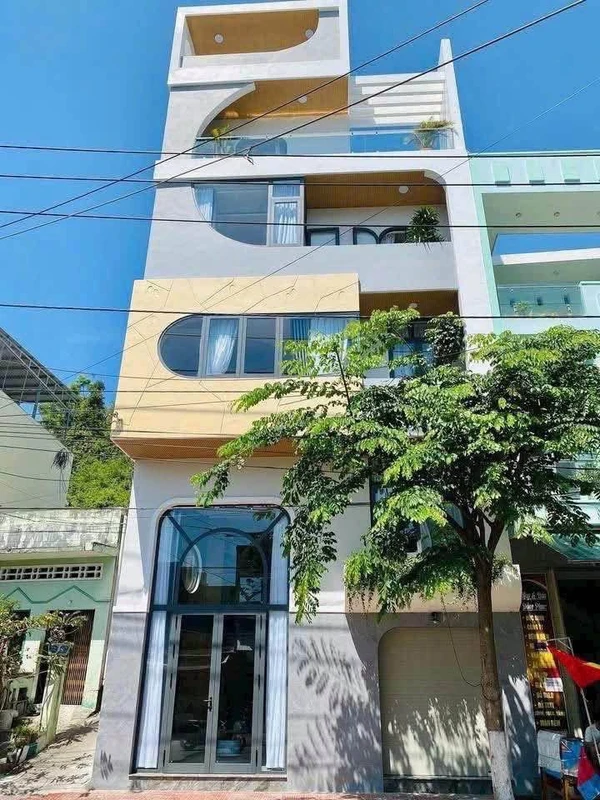 Bán nhà 4 PN, 220m² mặt tiền Hoàng Văn Thụ, Quy Nhơn, 7,3 tỷ