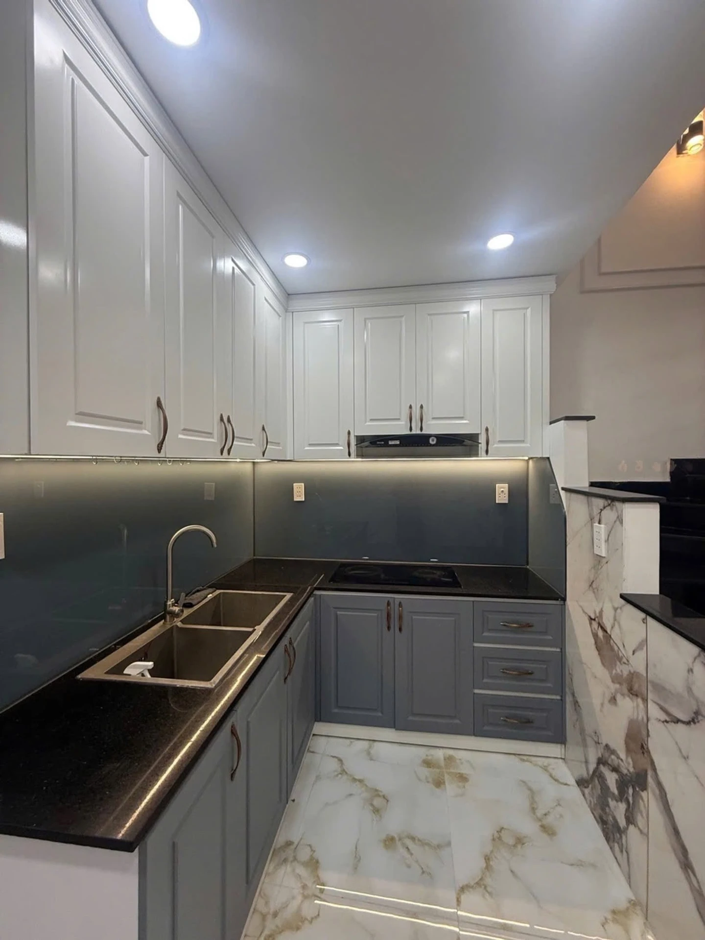 Bán nhà 3 tầng 4 phòng ngủ 33m² gần chợ Bùi Văn Ba, Quận 7 - Ảnh 1