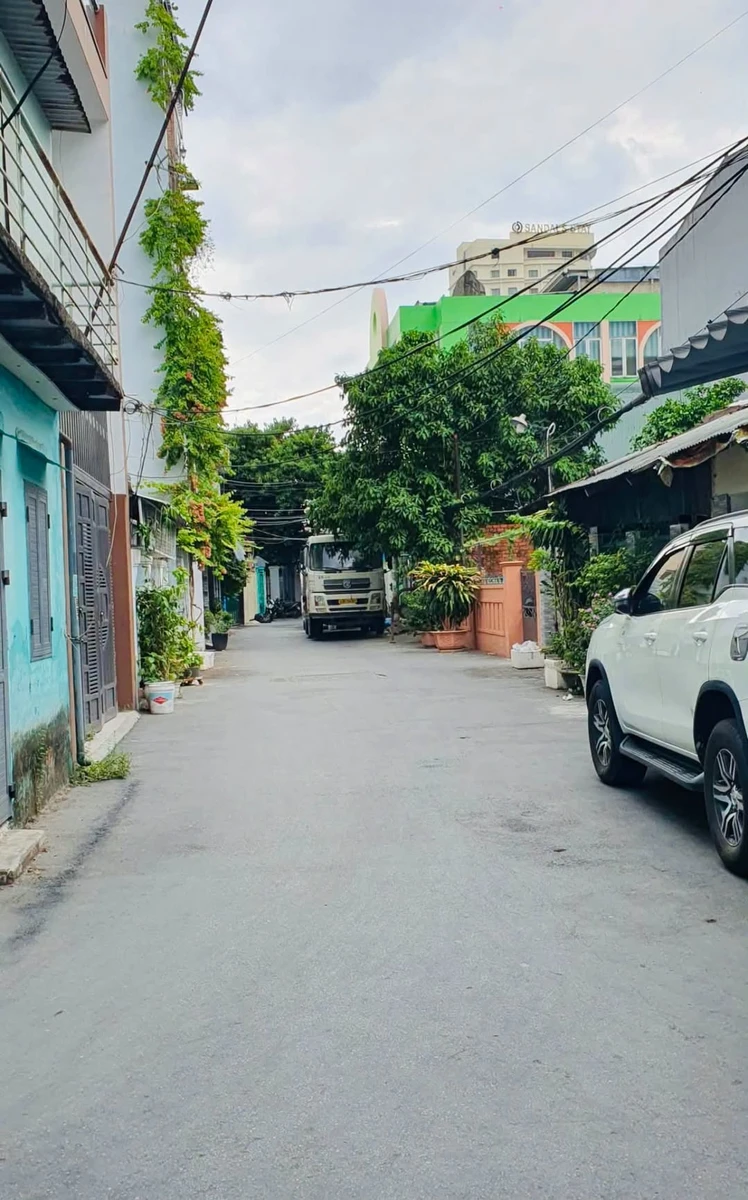 Bán nhà 3 tầng mặt tiền đường ô tô 6m ~100m2, giá 5tỷ2 - Ảnh 1