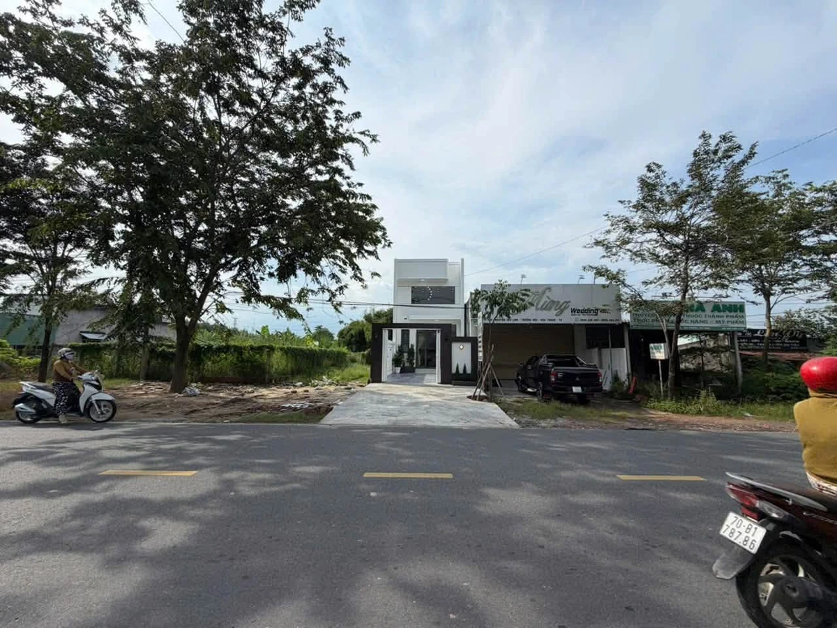 Bán nhà mặt tiền Nguyễn Văn Linh 5x23m, 3PN, 3WC, giá 2,39 tỷ tại Long Hoa, Tây Ninh - Ảnh 1