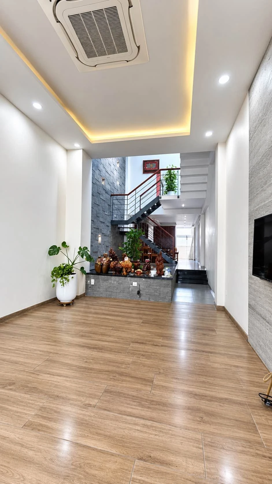 Bán nhà 3 tầng mặt tiền kinh doanh đường Trần Văn Mười, Hóc Môn, 100m2, 3PN, giá 6,8 tỷ - Ảnh 1