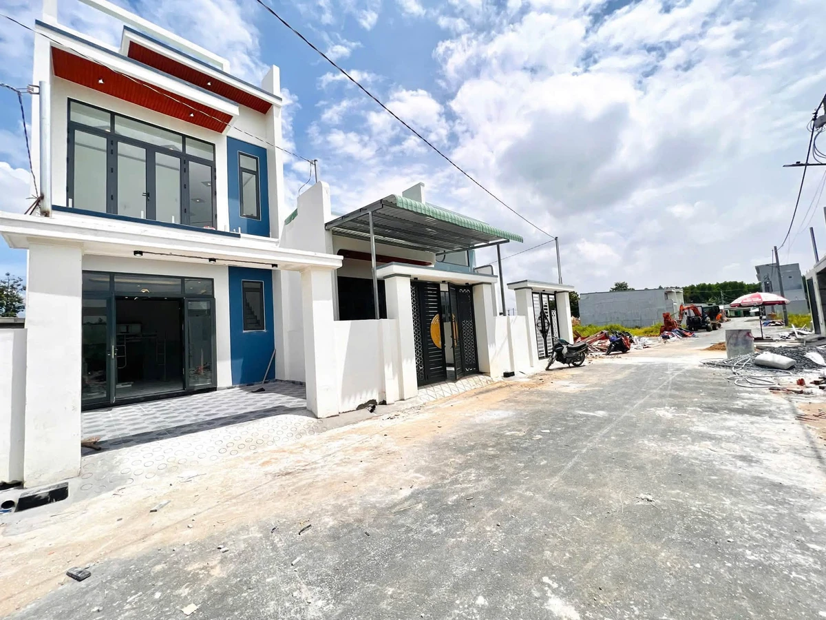 Bán nhà lầu mới 5x18 sổ riêng thổ cư giá 550 triệu, đường nhựa 7m Hương Lộ 15 - Ảnh thu nhỏ 2