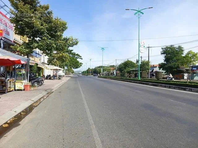 Bán 4 lô đất mỗi lô 5x20m liền nhau, mặt tiền đường Hùng Vương, sổ hồng riêng