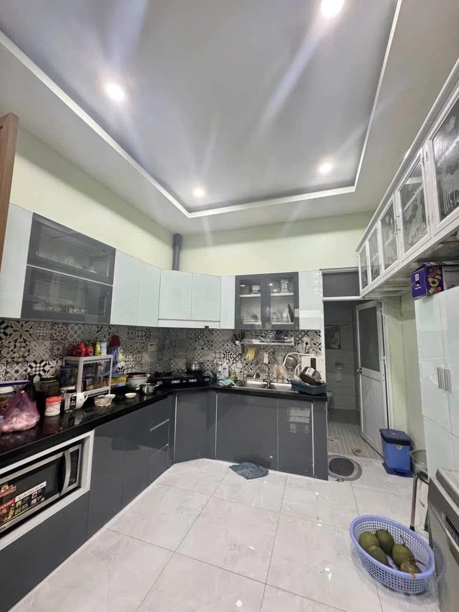 Bán nhà phố Thủ Đức 200m², 3PN, 2WC, sân đậu 2 ô tô - Ảnh thu nhỏ 3