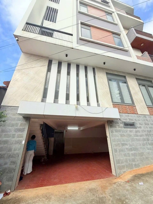 Cho thuê tòa nhà 5 tầng 350m² mặt tiền Lê Duẩn