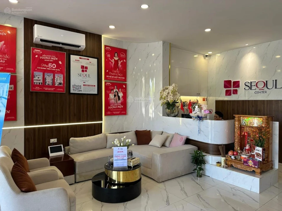 Nhà phố trung tâm Đồng Hới - Sân rộng đỗ xe - Mở showroom, PGD ngân hàng cực hiếm - Ảnh 1