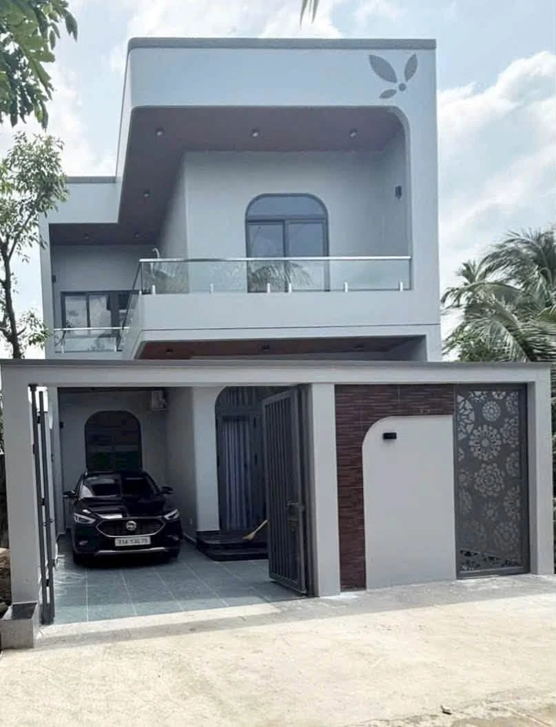 Bán nhà lầu mới 3 PN, 110m² Phú Tân, 2 tỷ 490 triệu - Ảnh 1