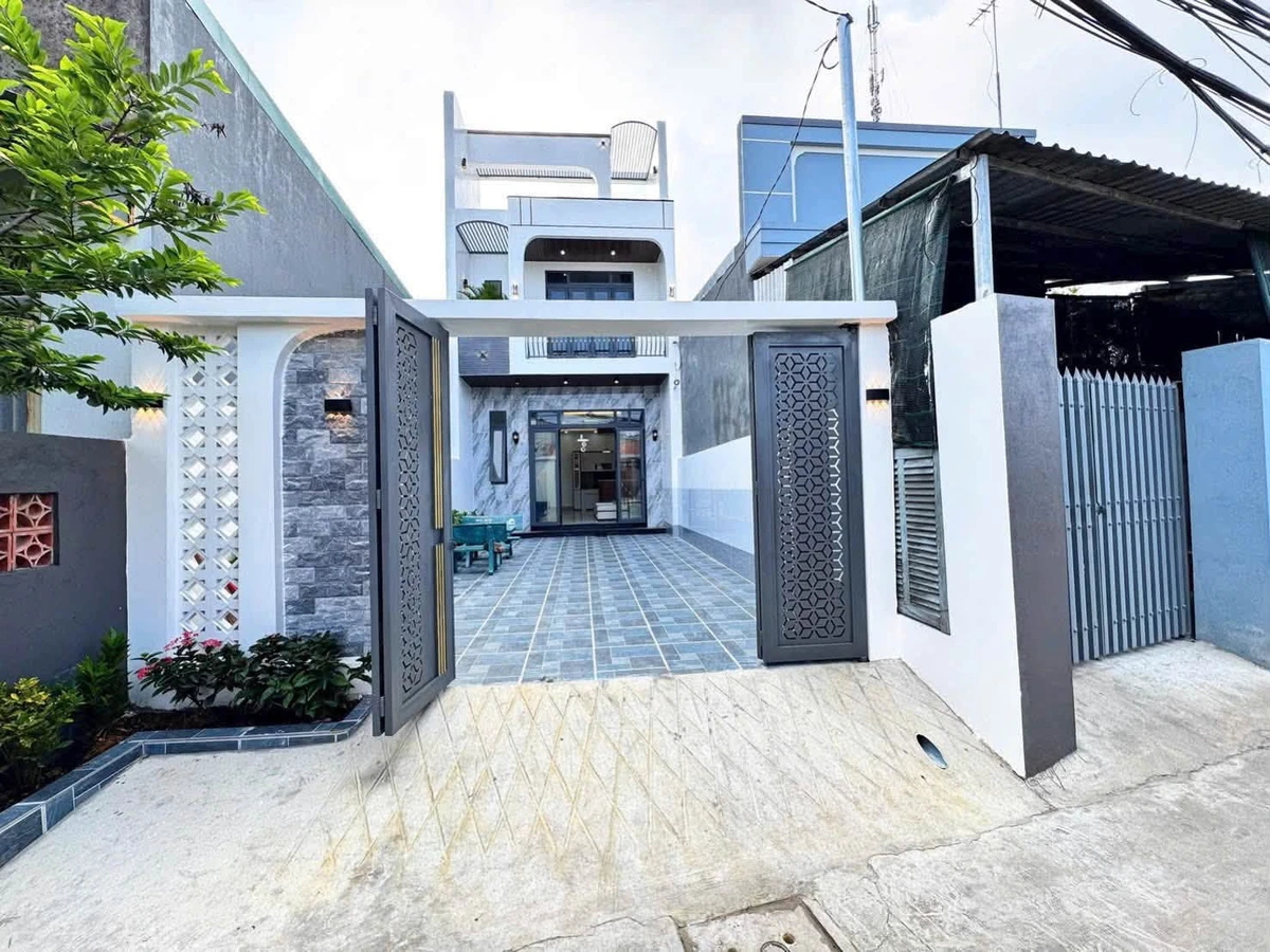 Bán nhà phố 1 trệt 1 lầu 5x24m, 3PN, trung tâm thị trấn Đức Hòa, Long An, giá 2,8 tỷ - Ảnh 1
