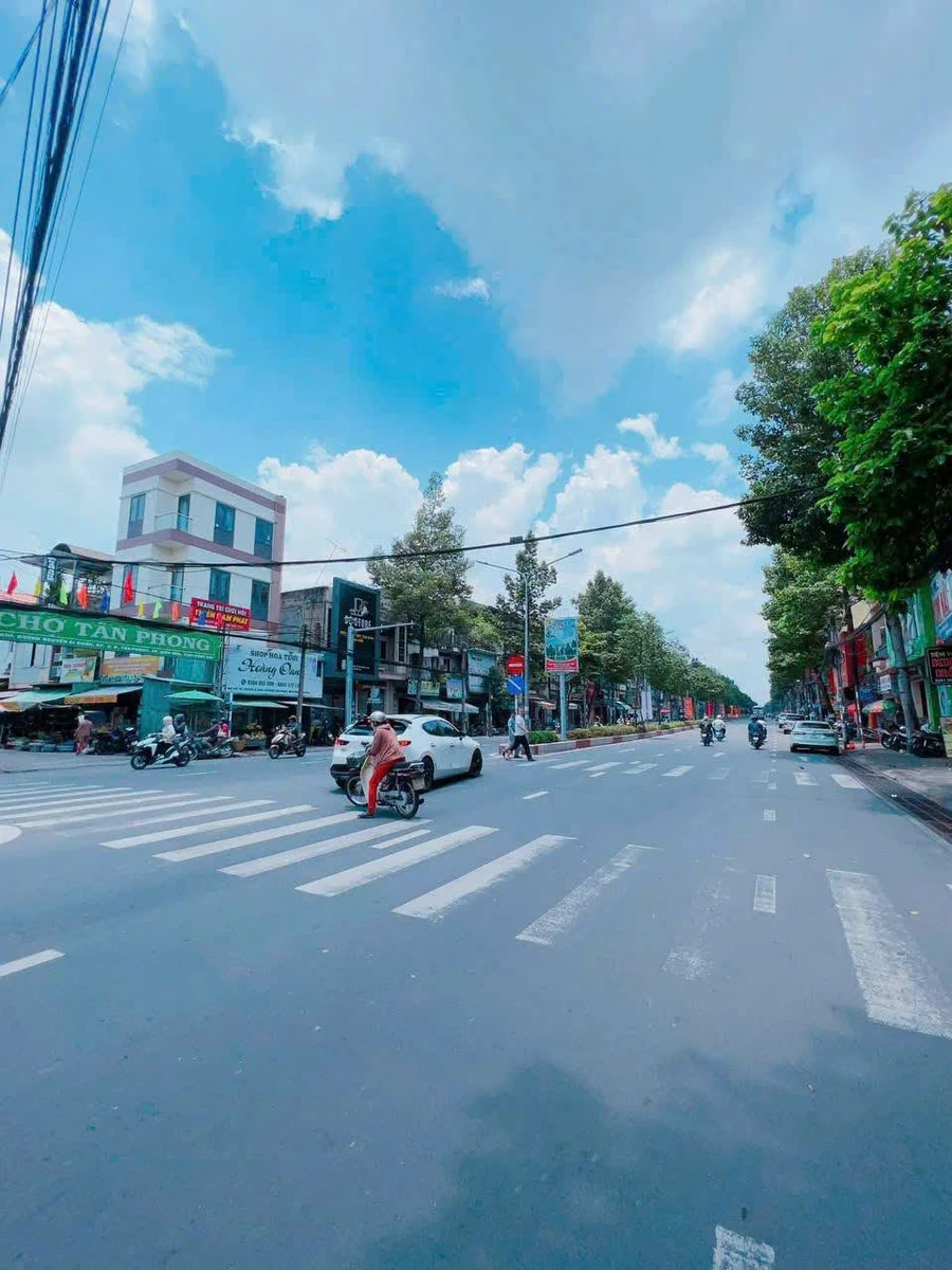 Bán nhà 1 trệt 2 lầu mặt tiền gần chợ Tân Phong, Biên Hòa, 74.5m2, giá 4,9 tỷ - Ảnh 1