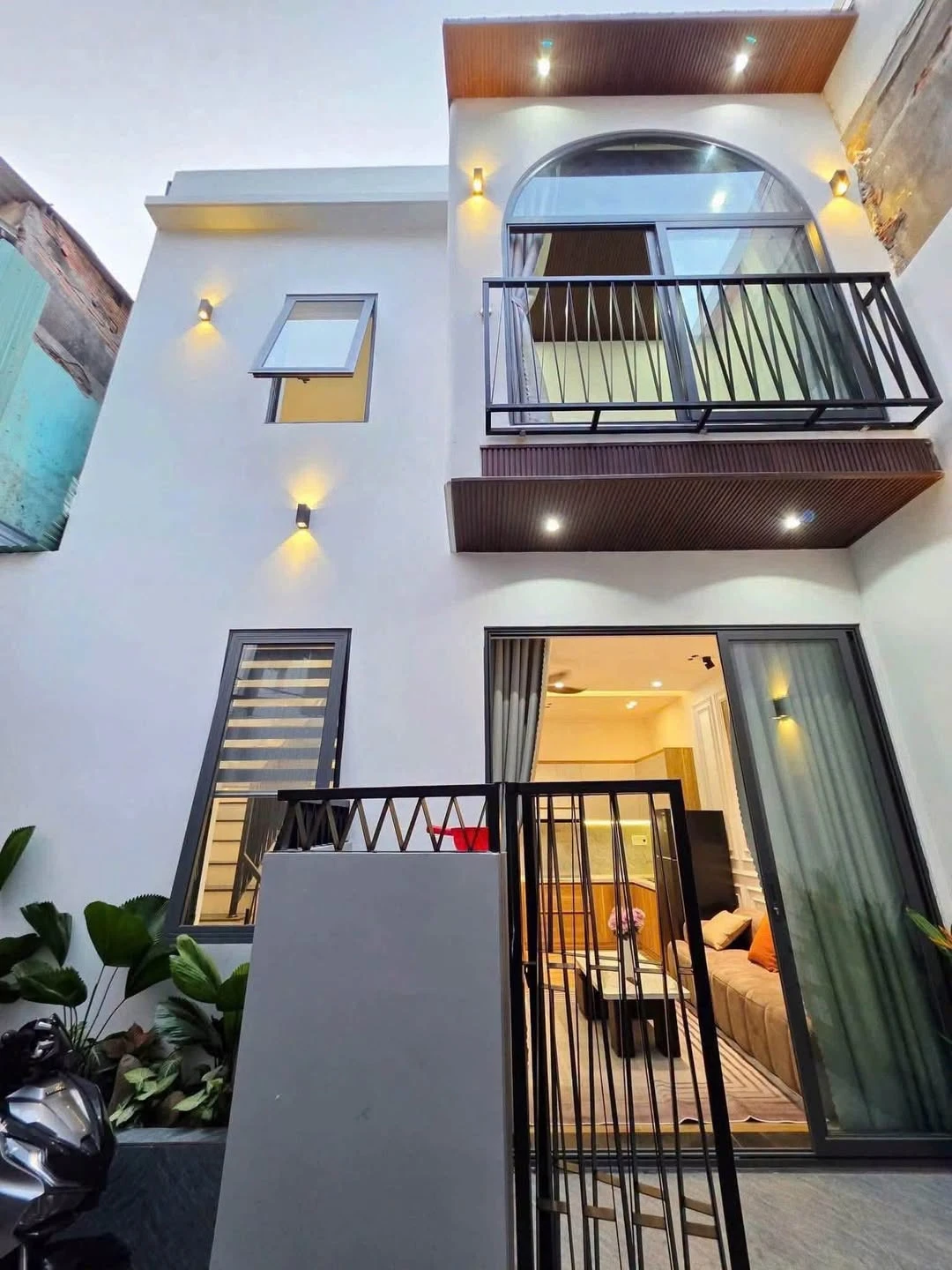 Bán nhà 3 phòng ngủ 100m2 gần công viên 29/3, Quận 1 - Ảnh 1