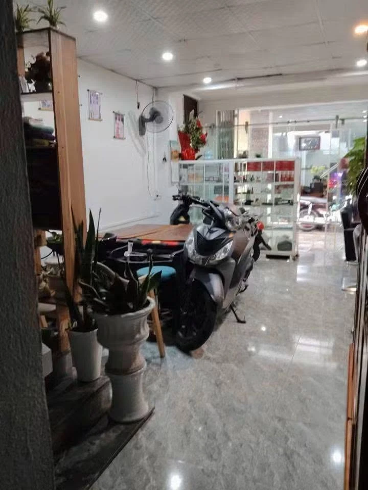 Bán nhà 2 tầng 40m² mặt ngõ Trần Nguyên Hãn Q.1 - Ảnh 1