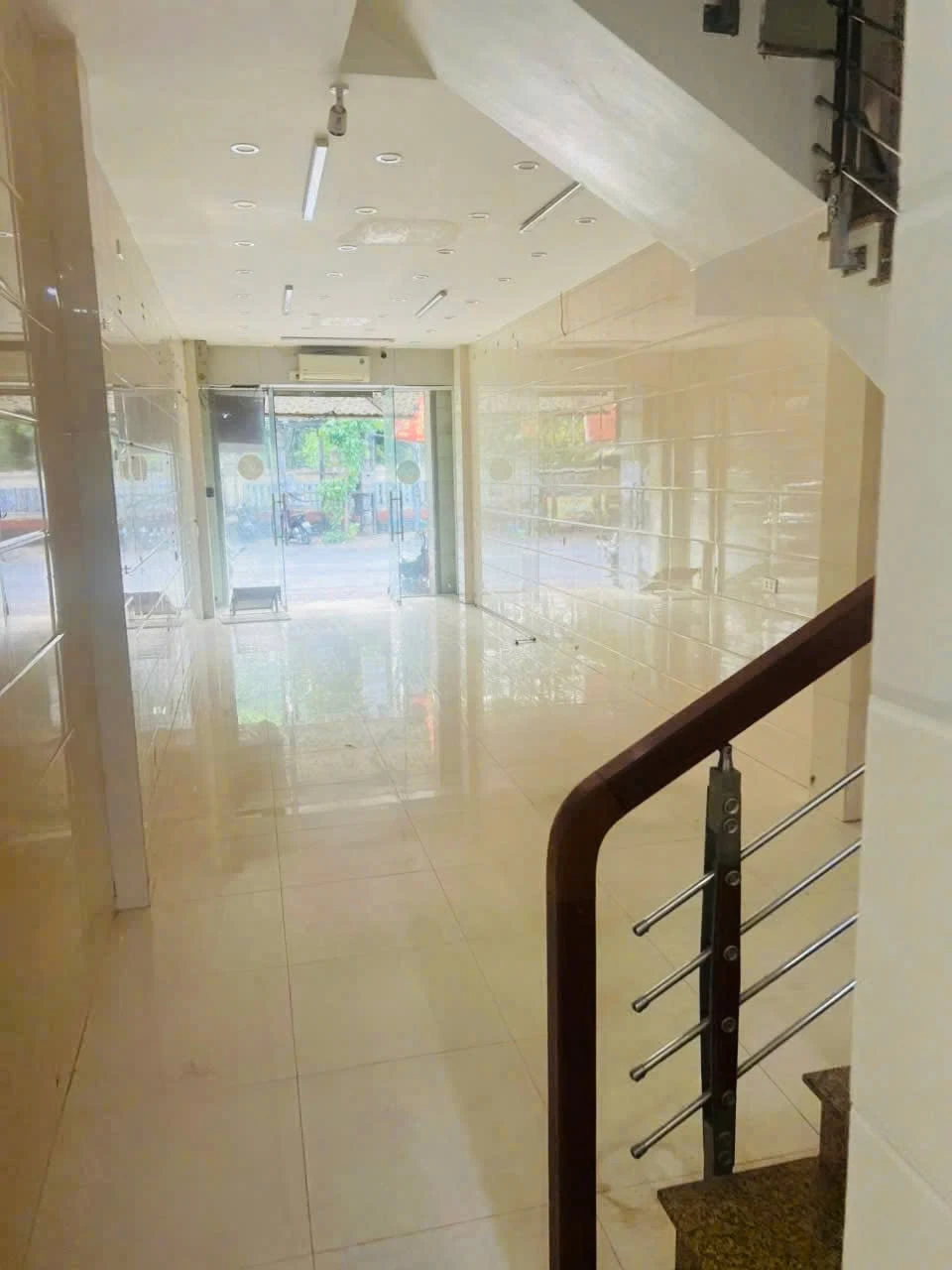 Cho thuê nhà nguyên căn 3 tầng 195m² mặt đường Nguyễn Đức Cảnh - Ảnh 1