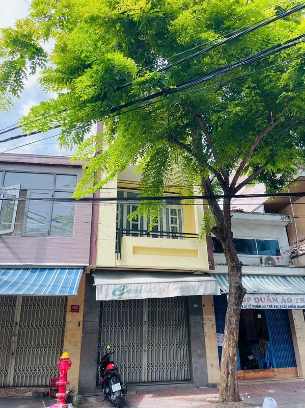 Bán nhà 3 tầng mặt đường Lạc Long Quân, Nha Trang, 43m2