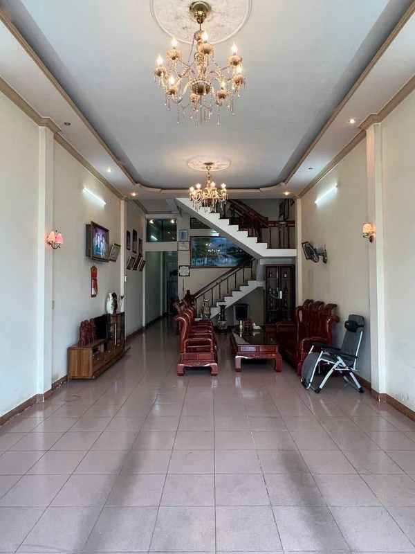 Bán nhà 3 tầng mặt tiền Hai Bà Trưng, Quảng Ngãi, 100m², 5,5 tỷ