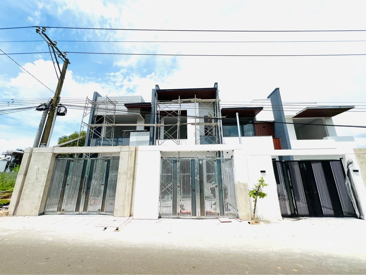 Bán nhà phố mặt tiền nhựa 5x20m, 3 phòng ngủ, tặng nội thất, Long Khánh, Đồng Nai - Ảnh 1