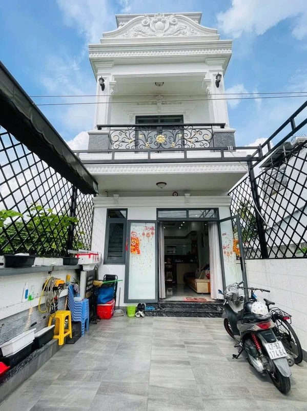 Bán nhà 1 trệt 1 lầu 60m² 4 phòng ngủ tặng full nội thất tại Chánh Mỹ, Thủ Dầu Một