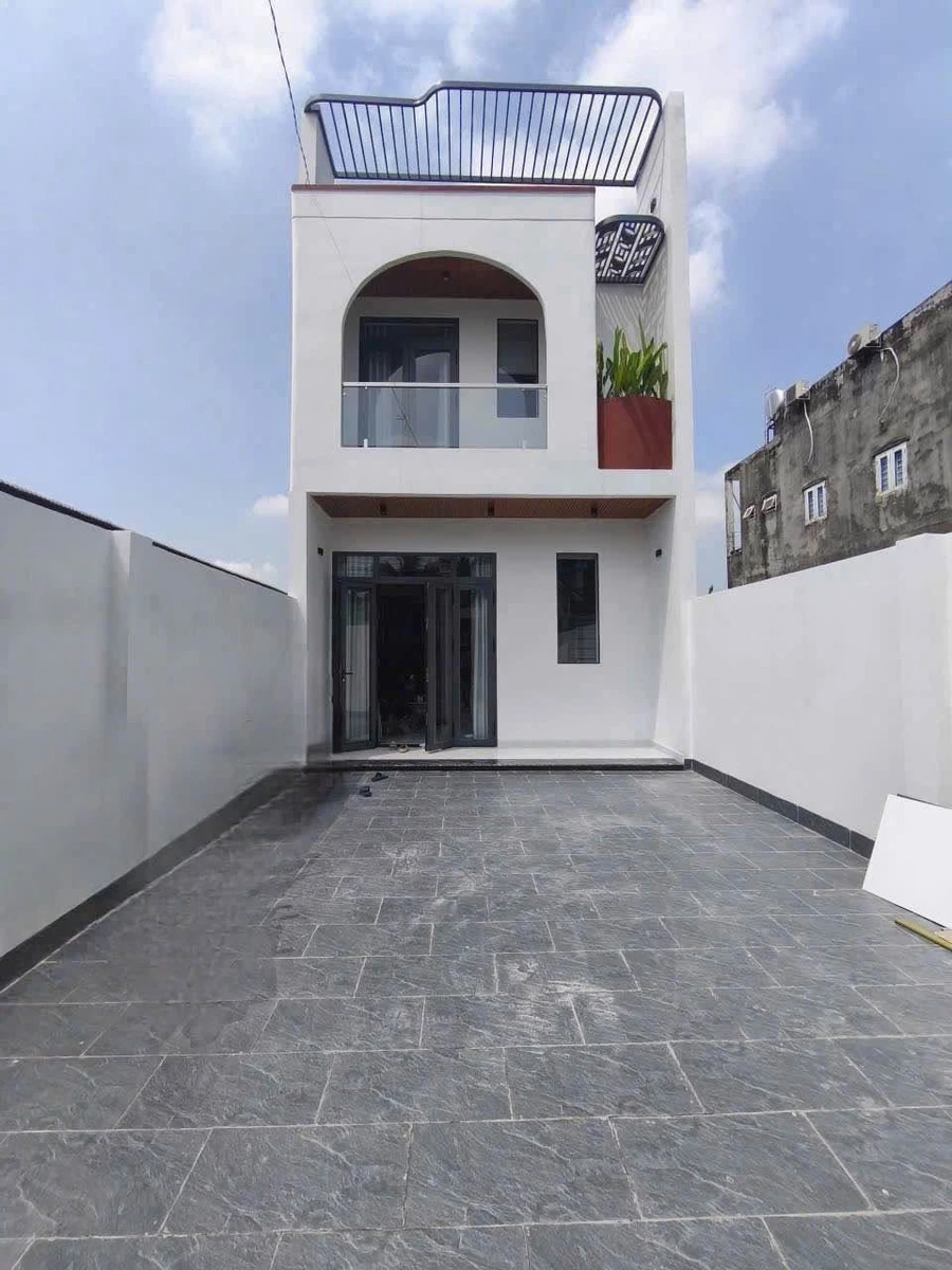 Bán nhà 1 trệt 1 lầu 5x18m, 3PN 2WC, sổ hồng hoàn công, giá 2,4 tỷ gần Hóc Môn - Ảnh 1